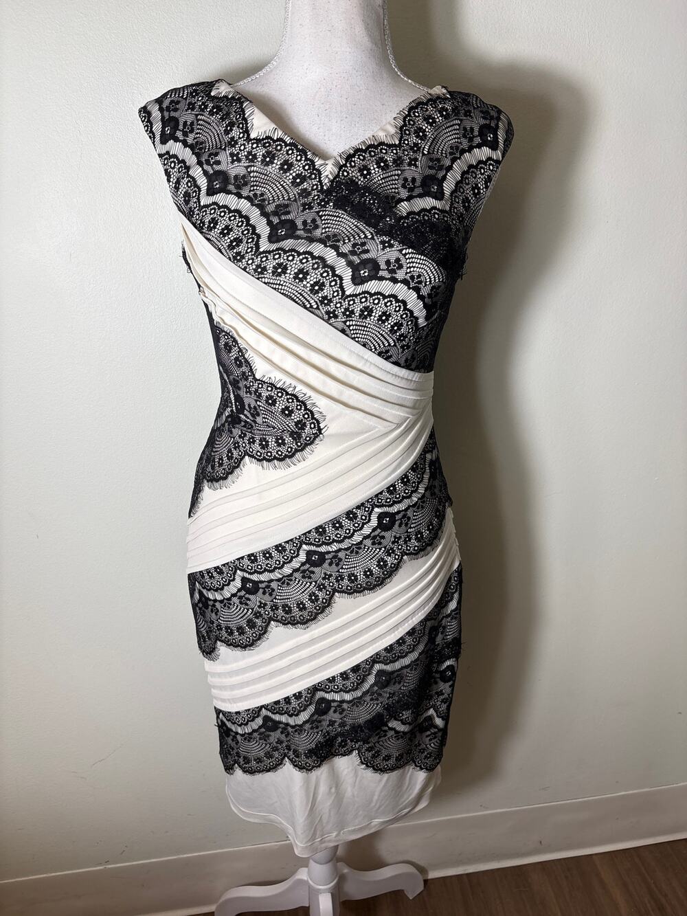 JAX Off White Black Lace Sleeveless Midi Dress Sz 2